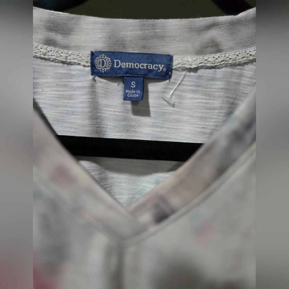 Democracy Tie-Dye V-Neck Women Top Size Small - Picture 4 of 4